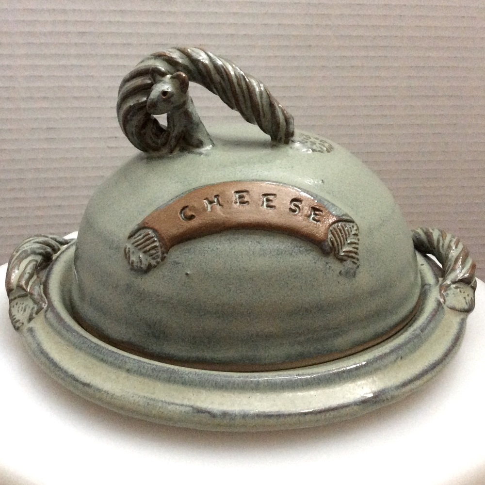 💗🐭💗Studio pottery cheese saver / cheese dome + mouse💗🐭💗